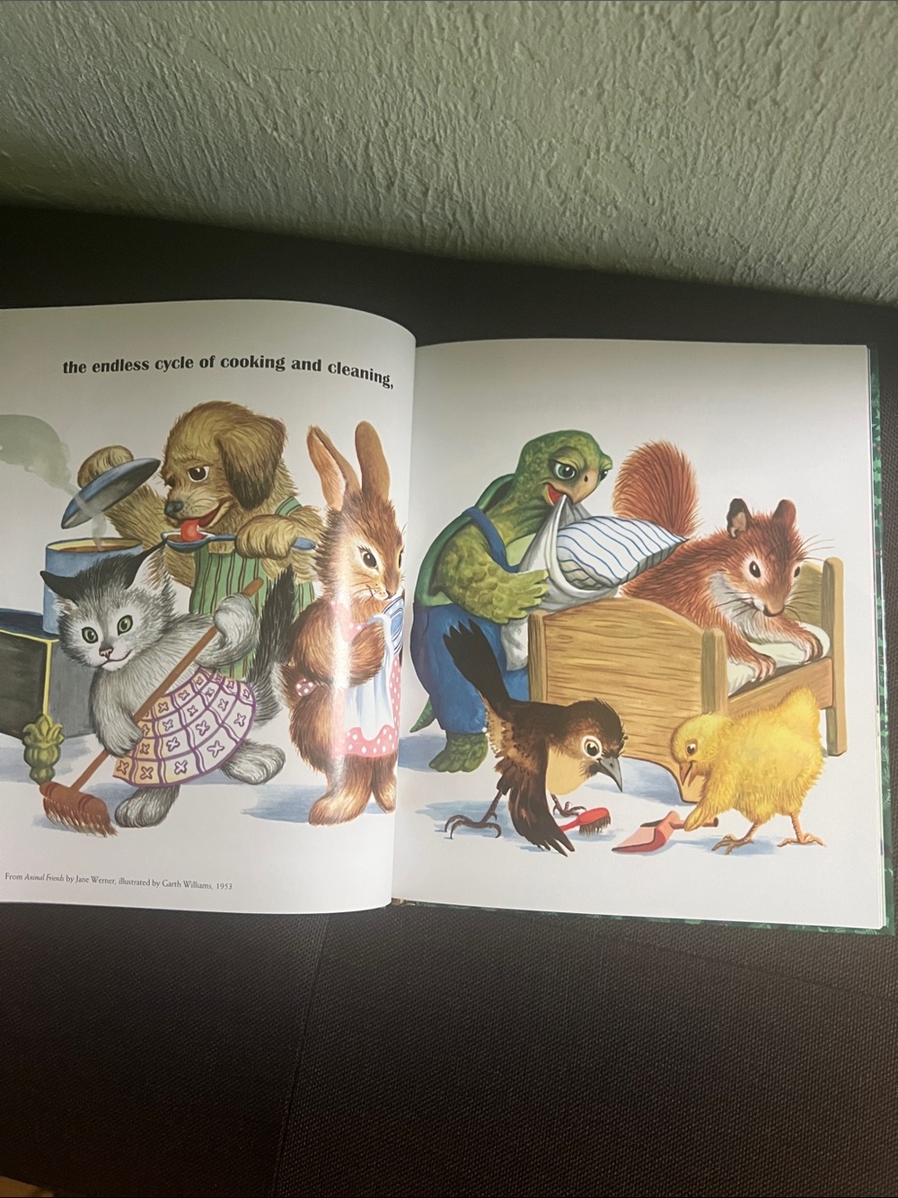 #287Everything I Need to Know About Christmas — Green Holiday Book - Picture 3 of 7